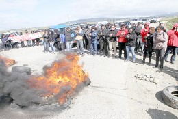 Con barricada y vehículos se bloqueó ayer ingreso al vertedero municipal