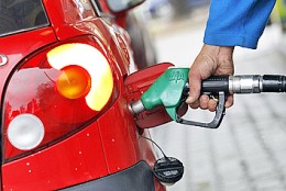 Hasta $ 3 por  litro subirán  las bencinas  en Navidad