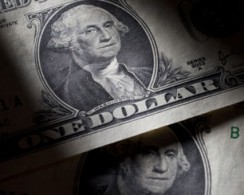 Dólar cierra con alza y se mantiene en su nivel más alto en tres años