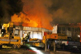 Incendio destruye en minutos taller mecánico en Barrio Industrial