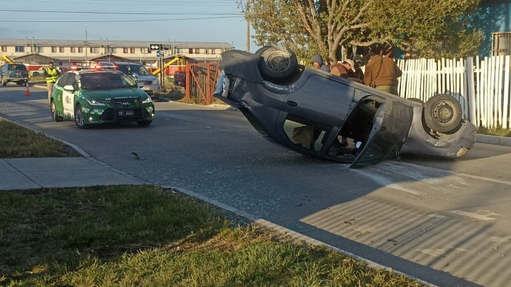 Conductor fugado una colisión con posterior volcamiento se produjo en