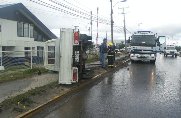 Conductor Salvó Ileso Luego De Volcar Su Camión | ELPINGUINO.COM