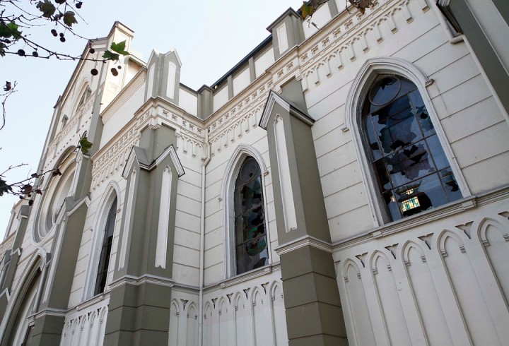 Más de 30 encapuchados habrían intentado quemar iglesia de la Gratitud