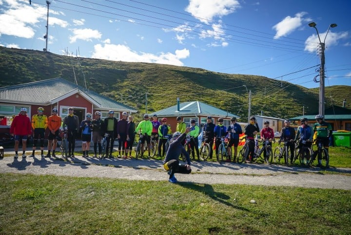 Con cerca de 30 corredores de 10 países se inició el Karukinka Gravel Race 2024