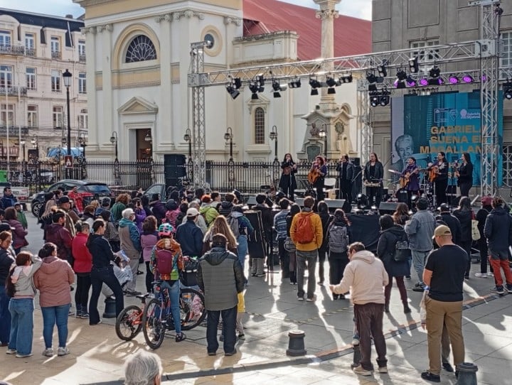 Punta Arenas rinde homenaje a Gabriela Mistral con intervención artística
