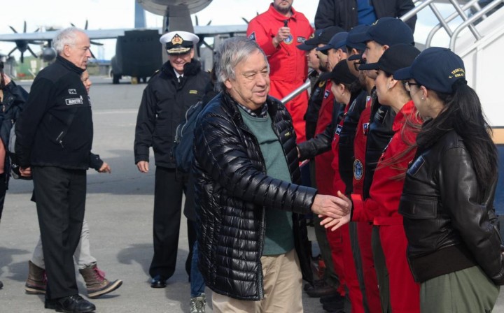 El Secretario General de la ONU visita aviones navales
